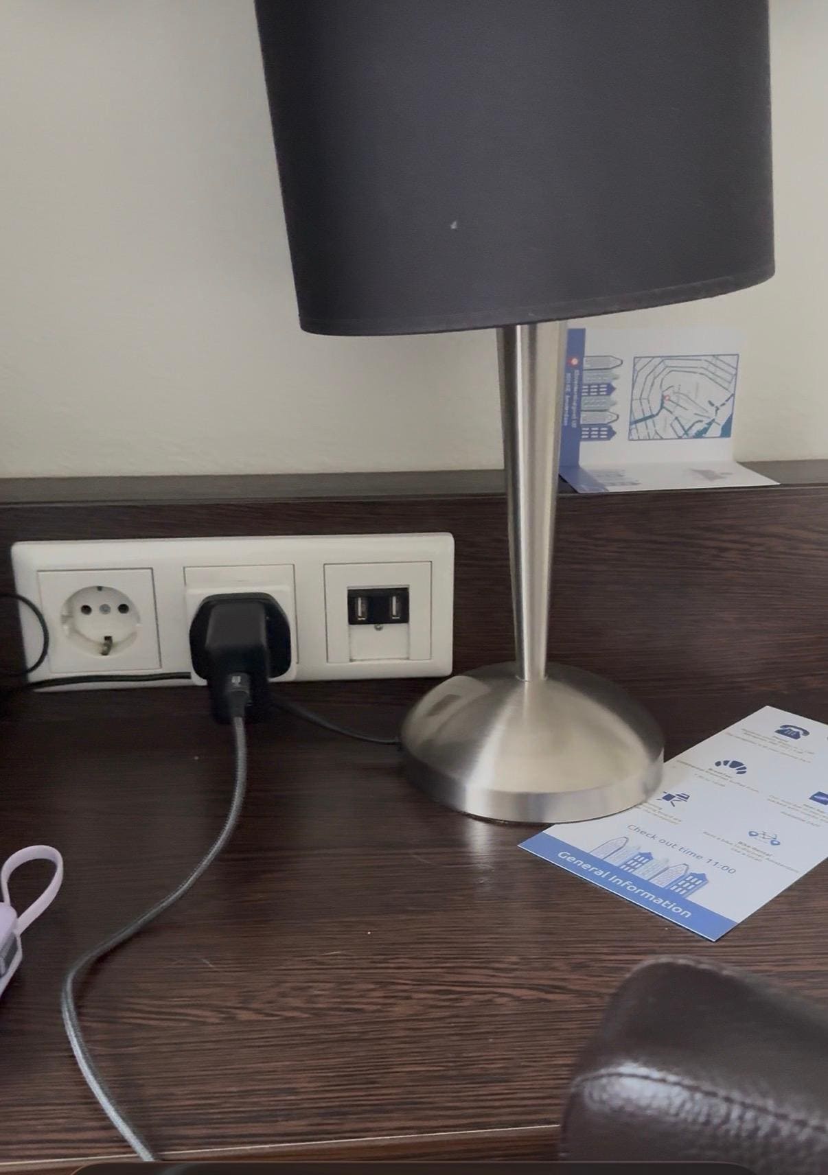 Small desk, needs a mirror