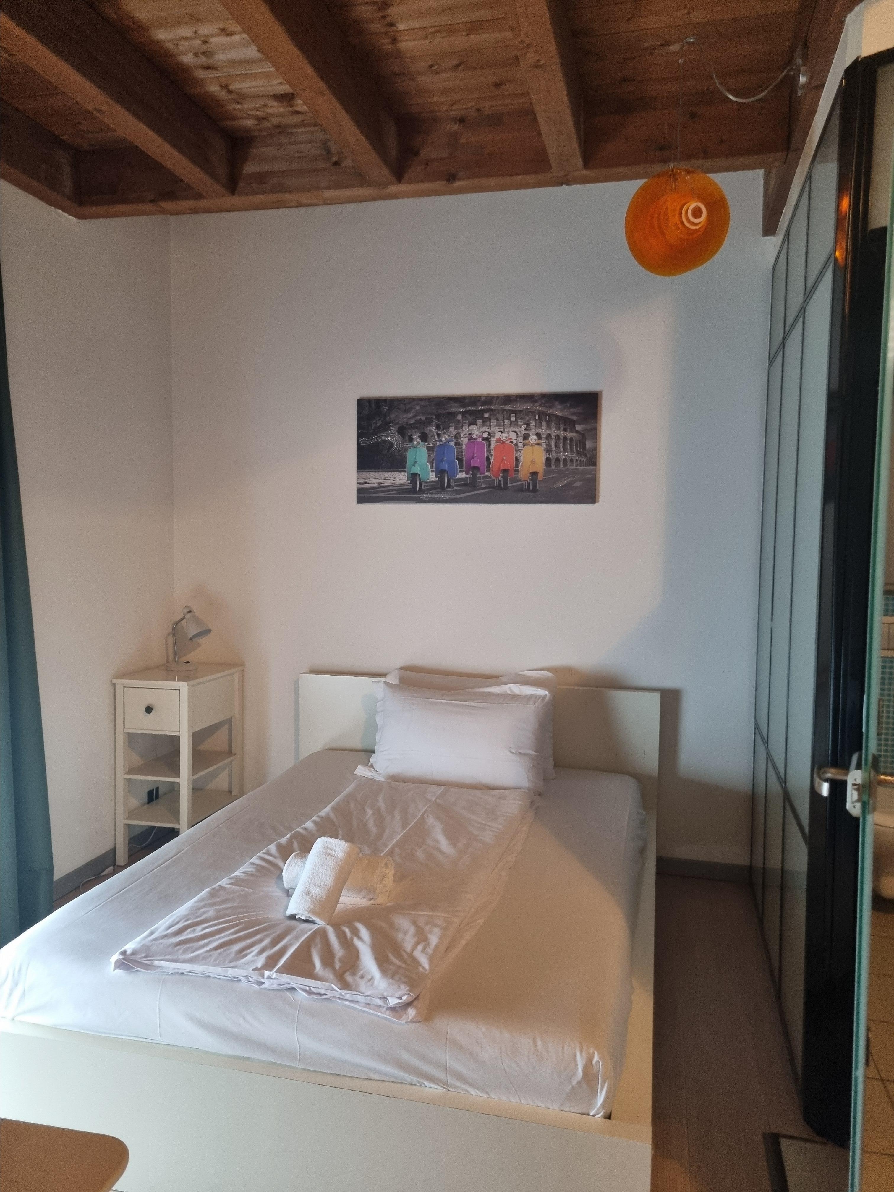 Super bequem Bett.
Store und Vorhang zum dunkel machen. Mega gut. Leider neben dem Bett nur 1Steckdose.