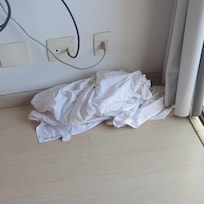 LENÇOL ESTAVA JOGADA NO CHÃO QUANDO ENTREI NO QUARTA PELA PRIMEIRA VEZ.