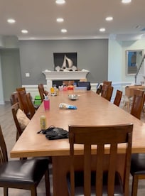 Loot at the size of this kitchen table! Seats 22 comfortably.