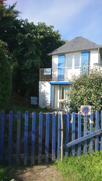 Derrière moi, à 3 mètres, il y a des escaliers pr descendre sur la plage