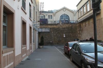 Blick die Straße runter - das Hotel ist ein Eckhaus