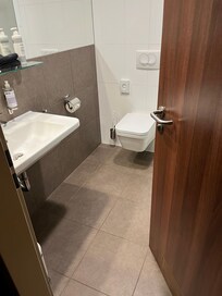 Godt og funktionelt badeværelse.