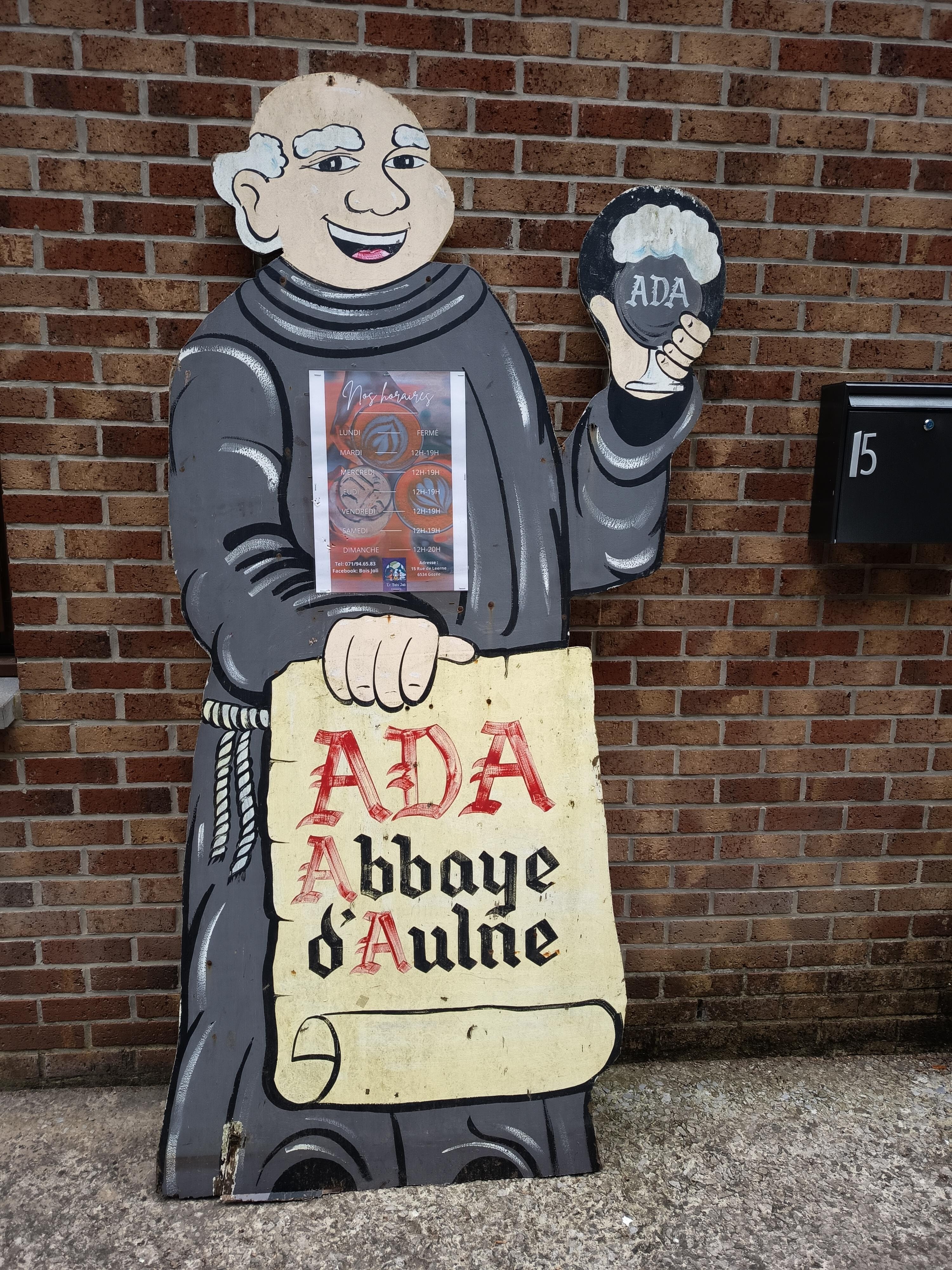 Abbaye d'Aulne afin de déguster des spécialités locales 