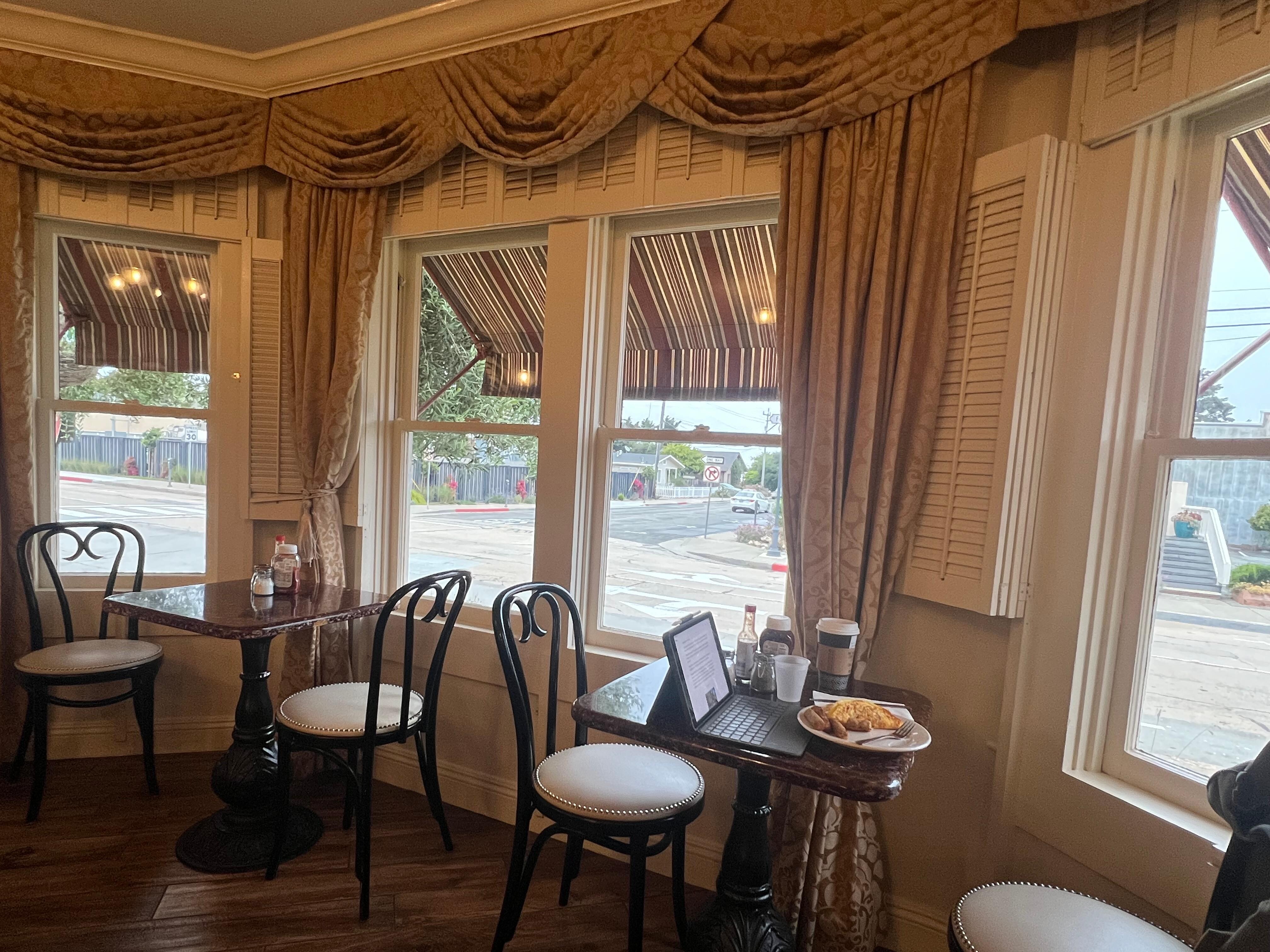 The breakfast room