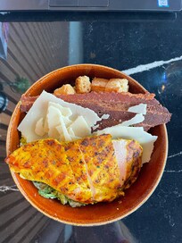 Kyllingsalat på «the Signature» i lobbyen