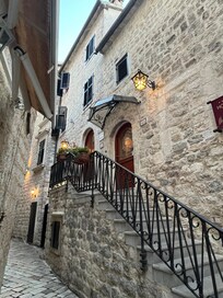 Front entrance to hotel.