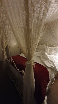 Four poster bedroom.