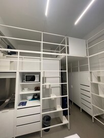 Genug Schubladen und Schränke zum Verstauen