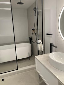 Suite bathroom