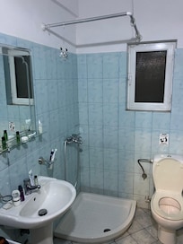 Geen douchegordijn met ernaast het toilet.