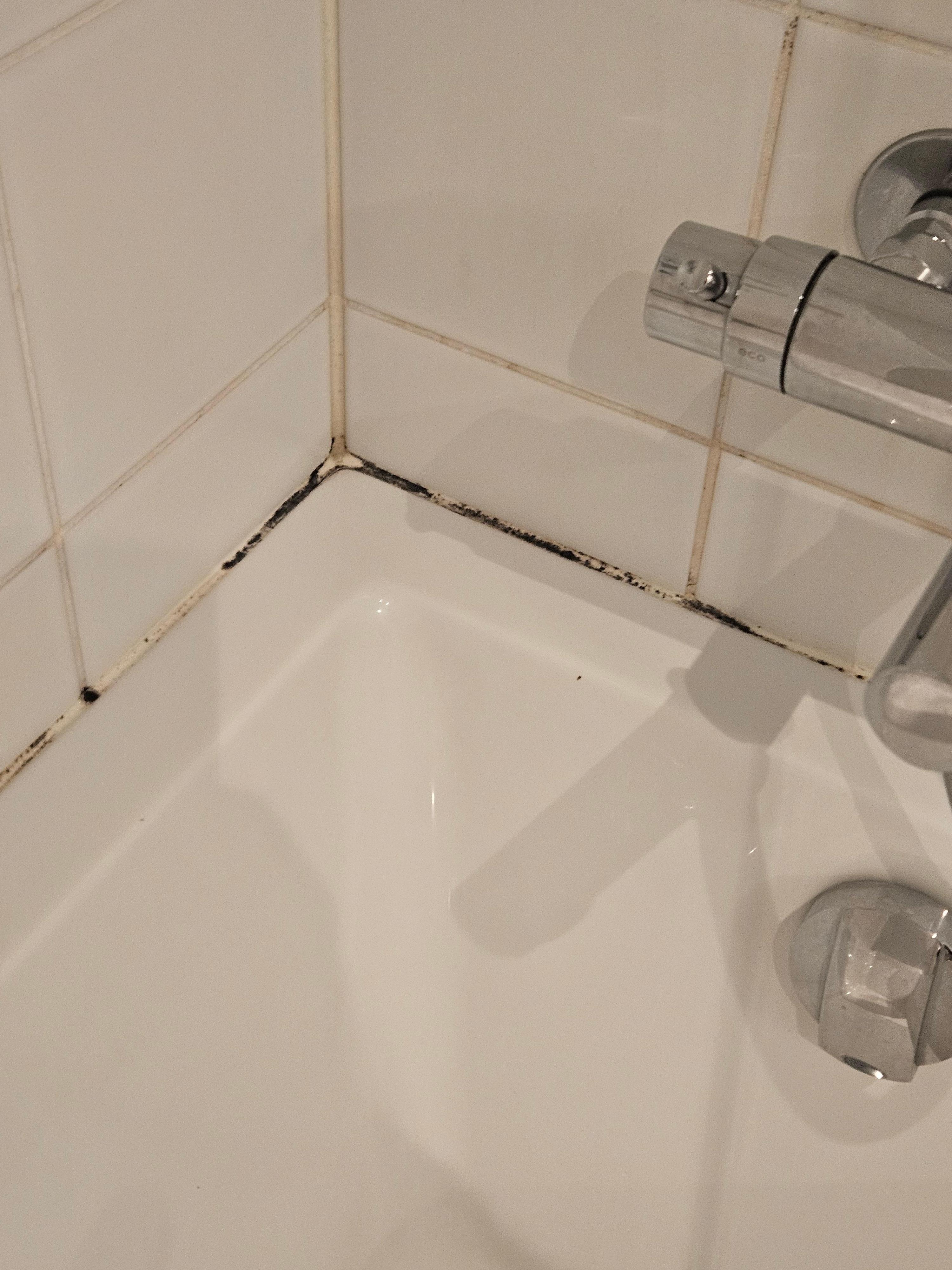 Schimmel im Bad. Für umgerechnet 175 € eine Frechheit. 