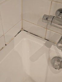 Schimmel im Bad. Für umgerechnet 175 € eine Frechheit.