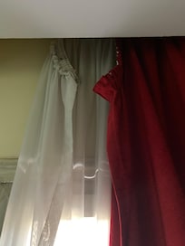 herunter gerissene Gardinen