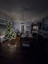Breakfast/dining room