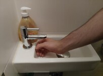 Waschbecken im unteren WC