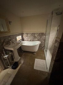 Garden room tub