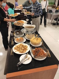 早餐什麼都有,雖沒有特別特殊,這種價格很可以啦!