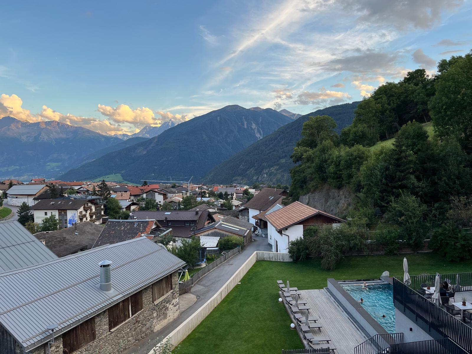 Ausblick auf Garten, Pool und Ortler