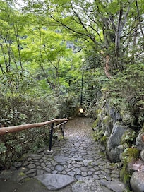 건물에서 식사 하러 내려가는 길