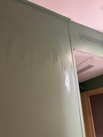 Mur de la chambre après la douche