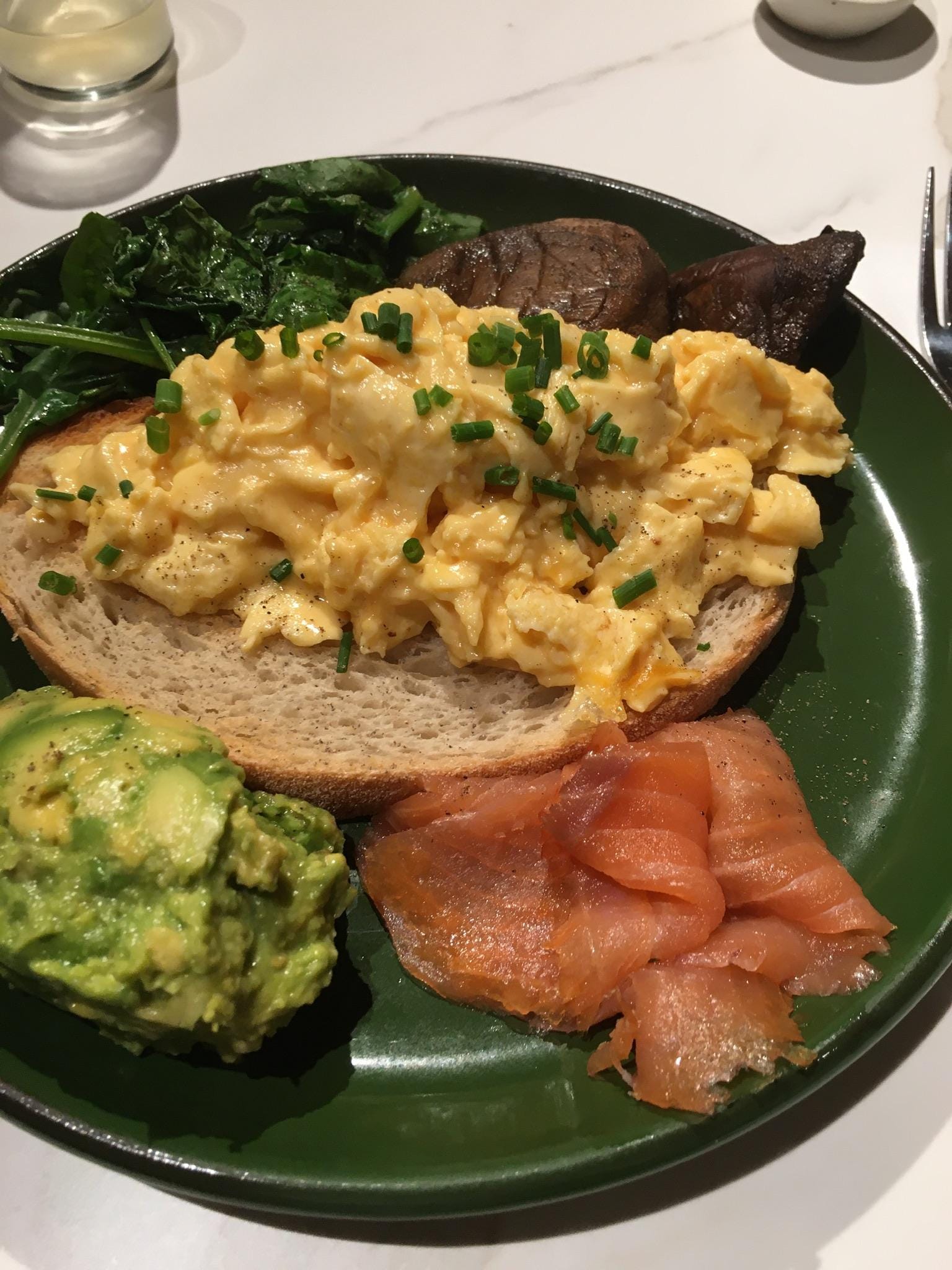 オーダーした朝食、スクランブルエッグ、スモークサーモンとアボガド、キノコのソテー