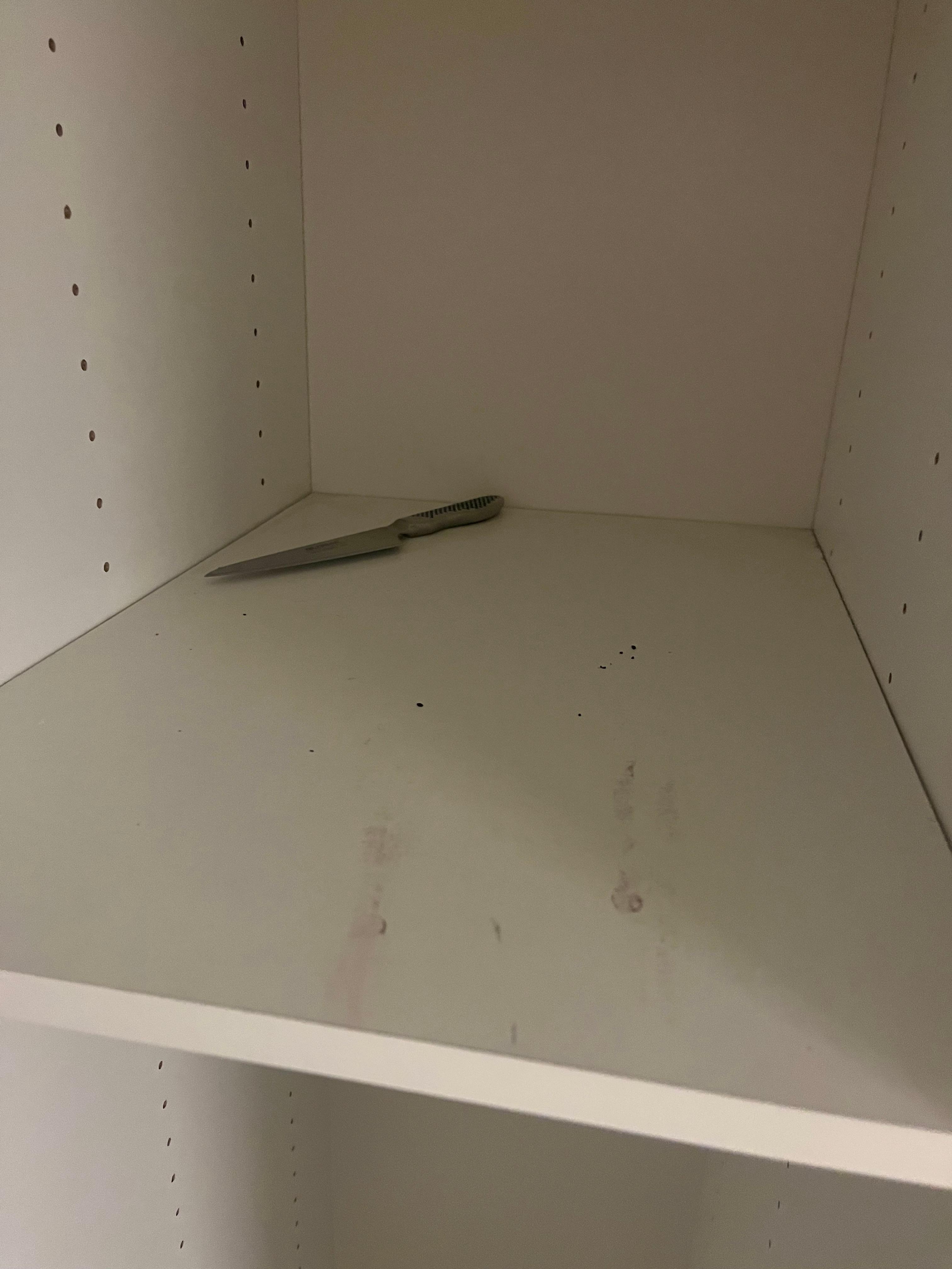 Sådan så skabet ud , der var vist ikke gjort rent .