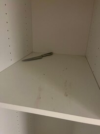 Sådan så skabet ud , der var vist ikke gjort rent .