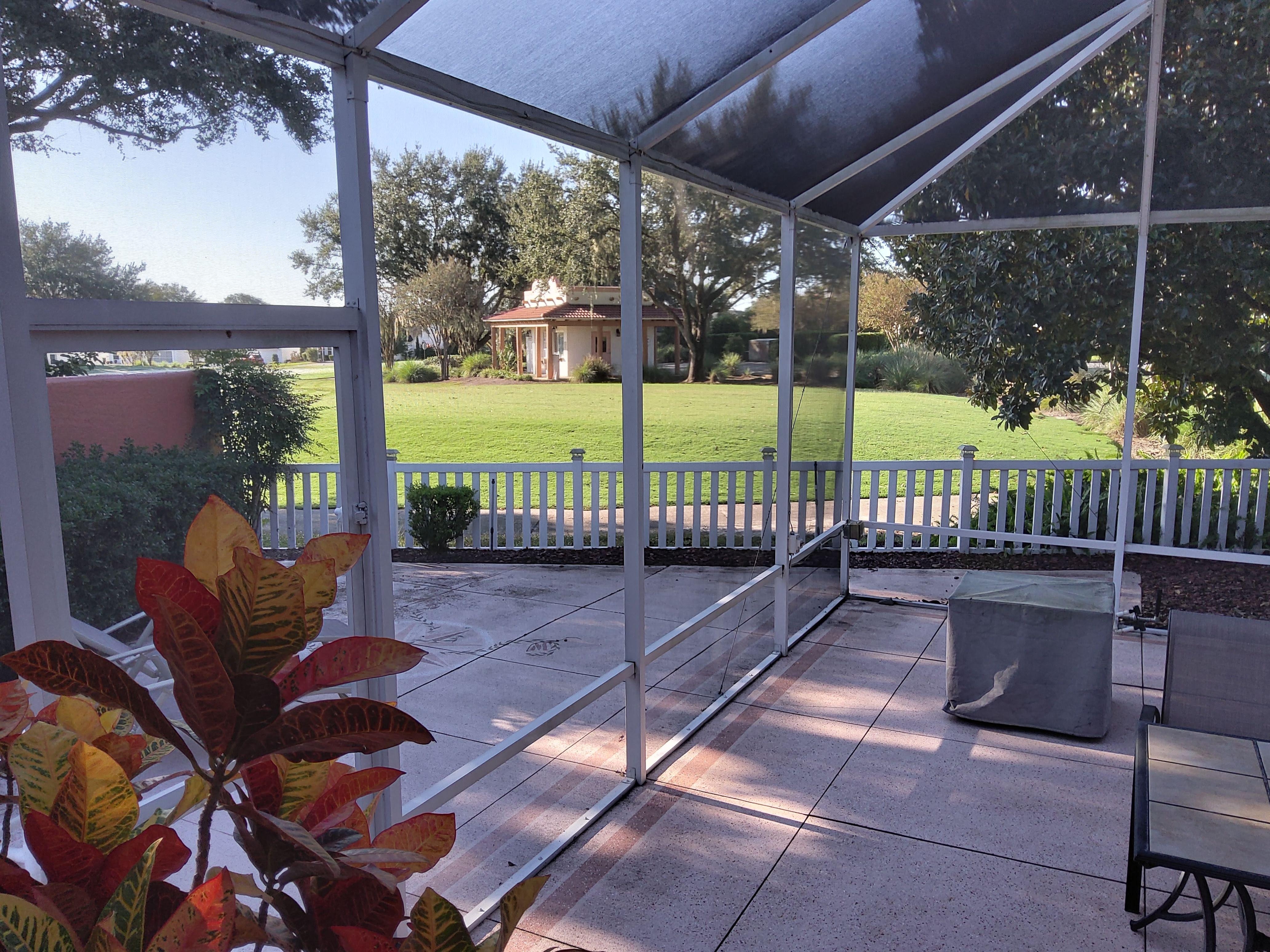 uitzicht vanuit de screen op de 1ste tee van de 9-holes golfbaan