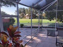 uitzicht vanuit de screen op de 1ste tee van de 9-holes golfbaan