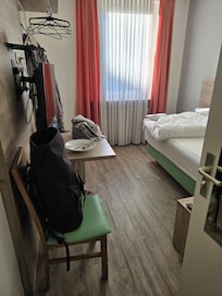 Sehr kleines Zimmer, Matratze sehr durchgelesen.