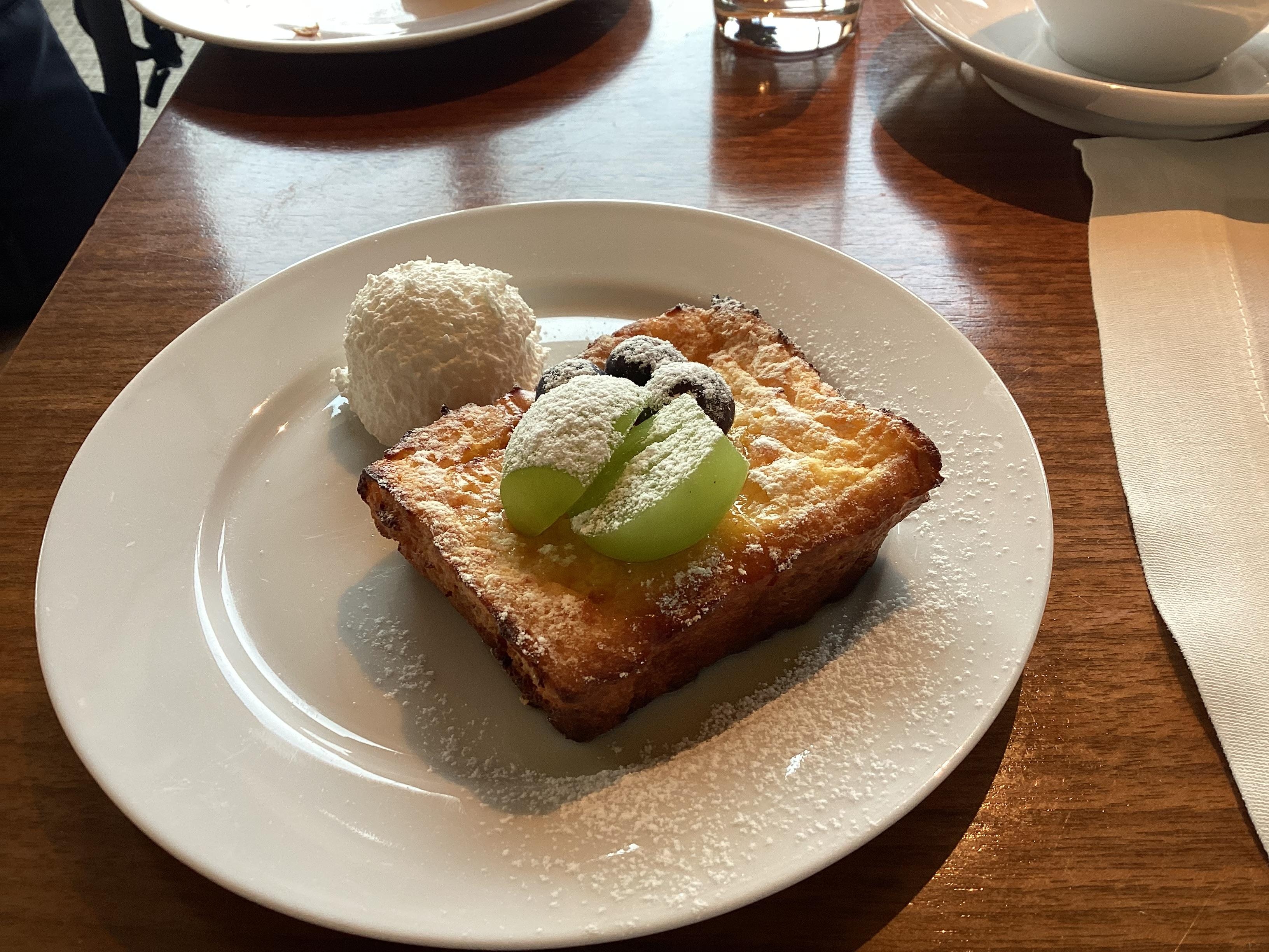 ラウンジ朝食の　フレンチトースト