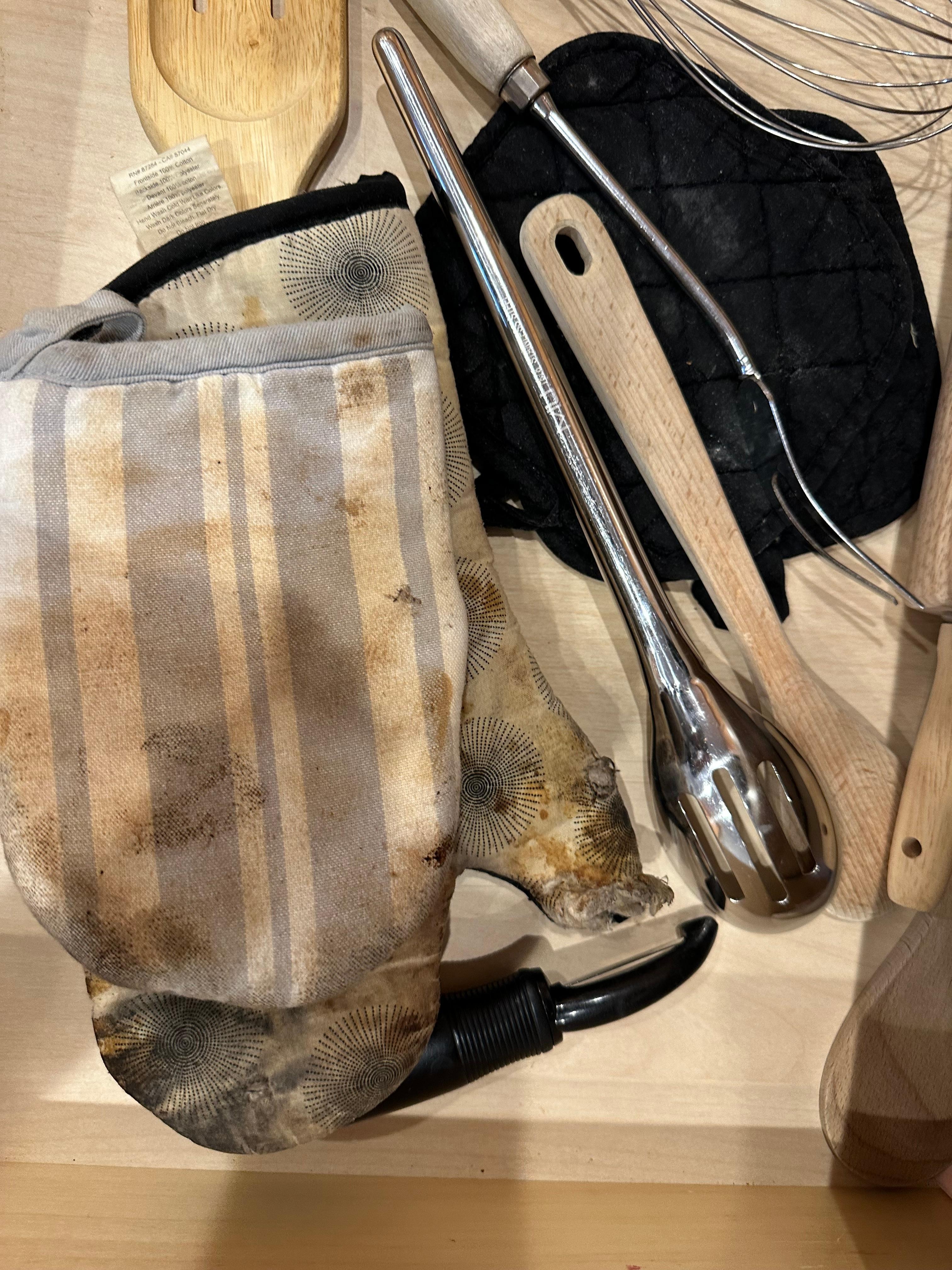 Soiled pot holders left from prior guests