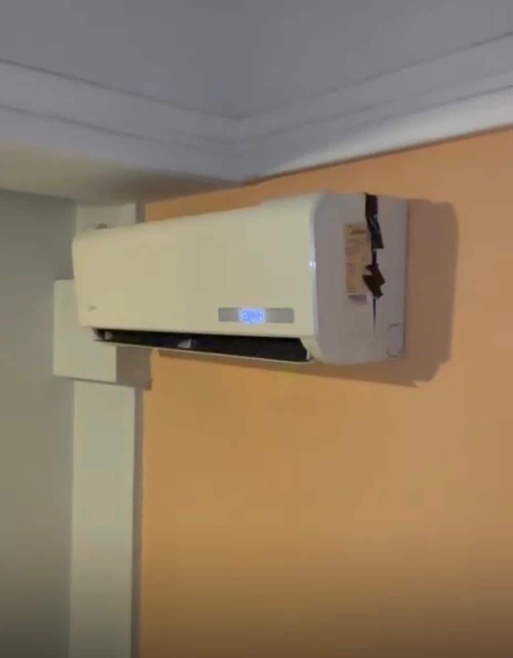 AR CONDICIONADO QUEBRADO E COM VAZAMENTOS