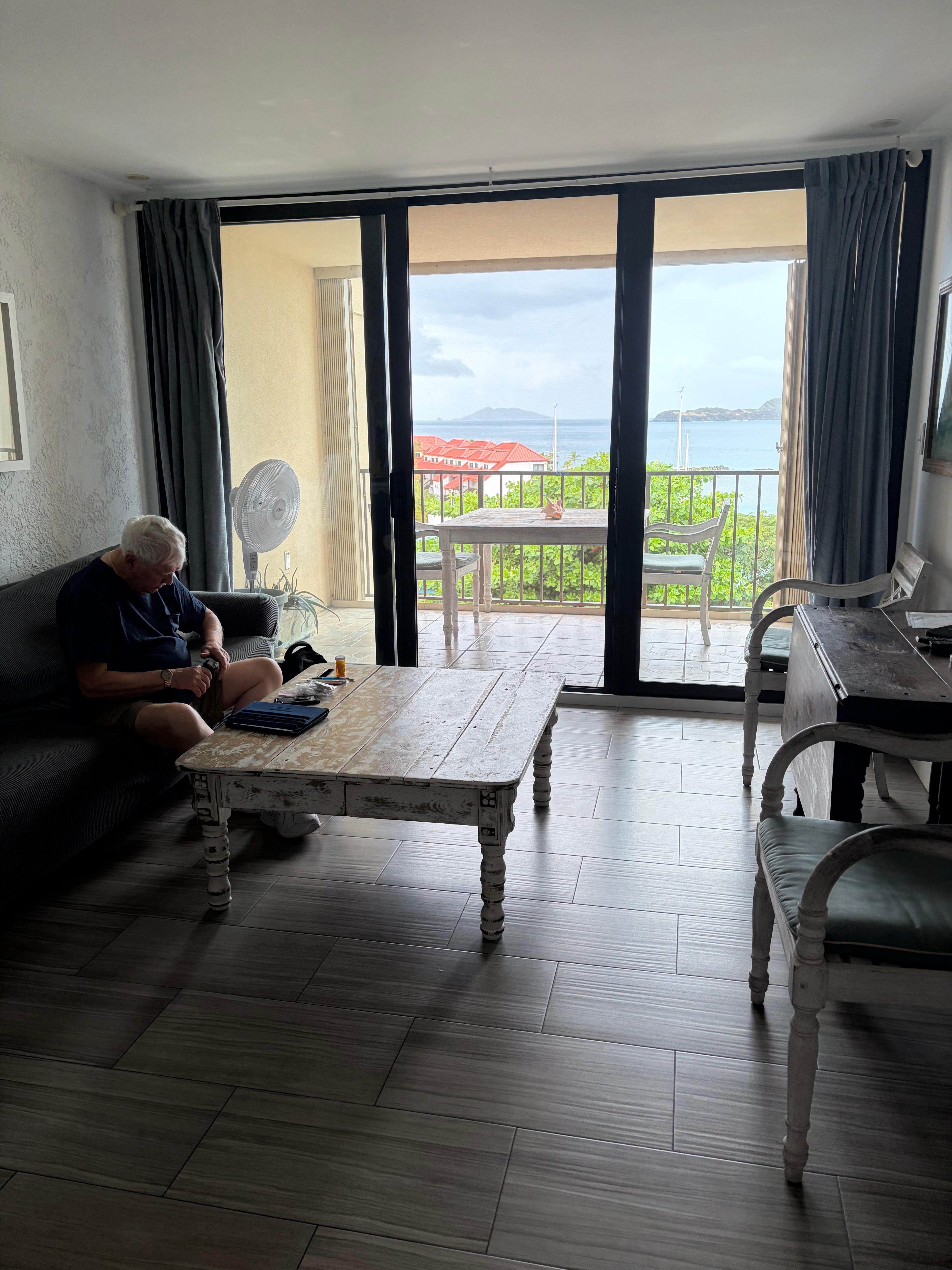Living area. Couch is to the left. Not as shown in VRBO pictures. Now there’s a slip cover but the couch is out of shape. 