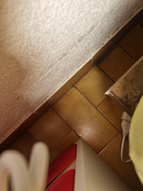 Humidité derrière le lit de la chambre