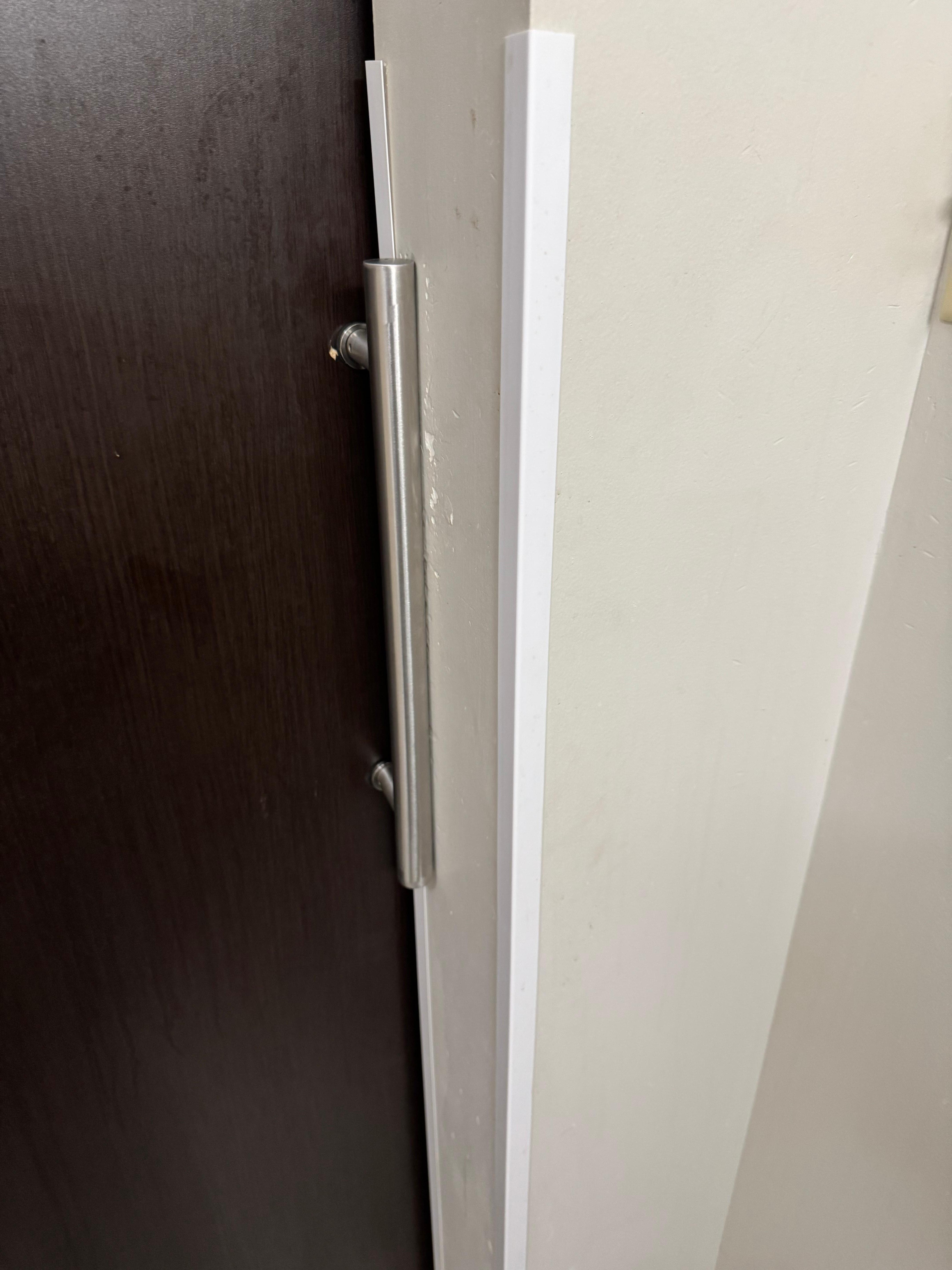 Pinch point from door handle