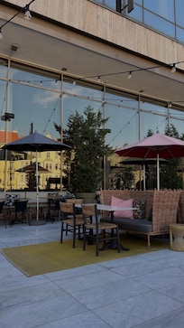 Die Terrasse mit Schirmen und Lichterkette