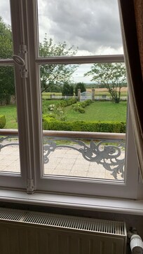 Het GE-WEL-DIG mooie uitzicht vanuit de woonkamer.