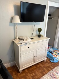 No outlet for the tv or lamp.