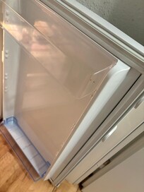 Kühlschranktür schmutzig bei Ankunft und quasi im Fach der Tür nicht benutzbar… keine Fächer