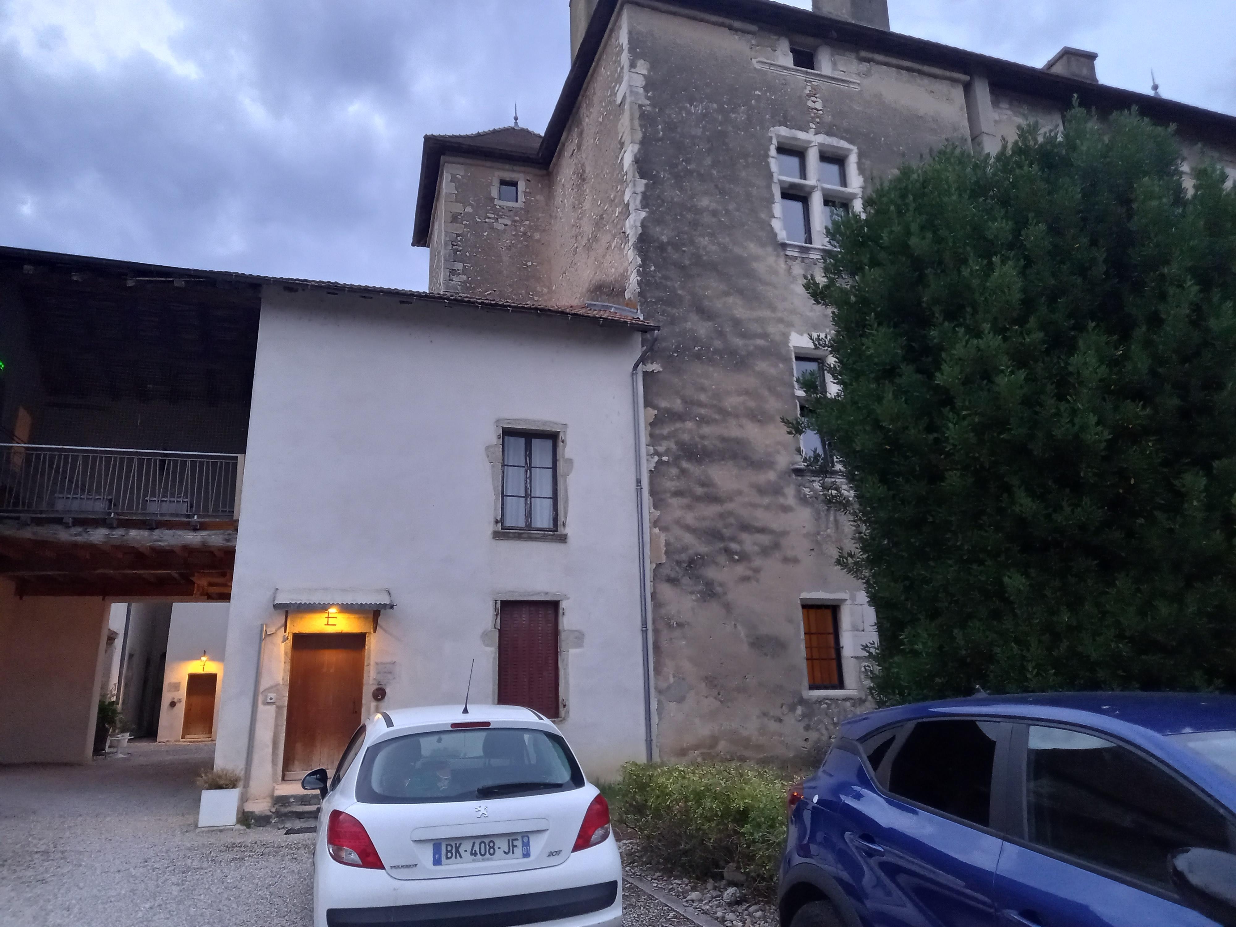 Arrière du bâtiment pour accéder à la chambre. 