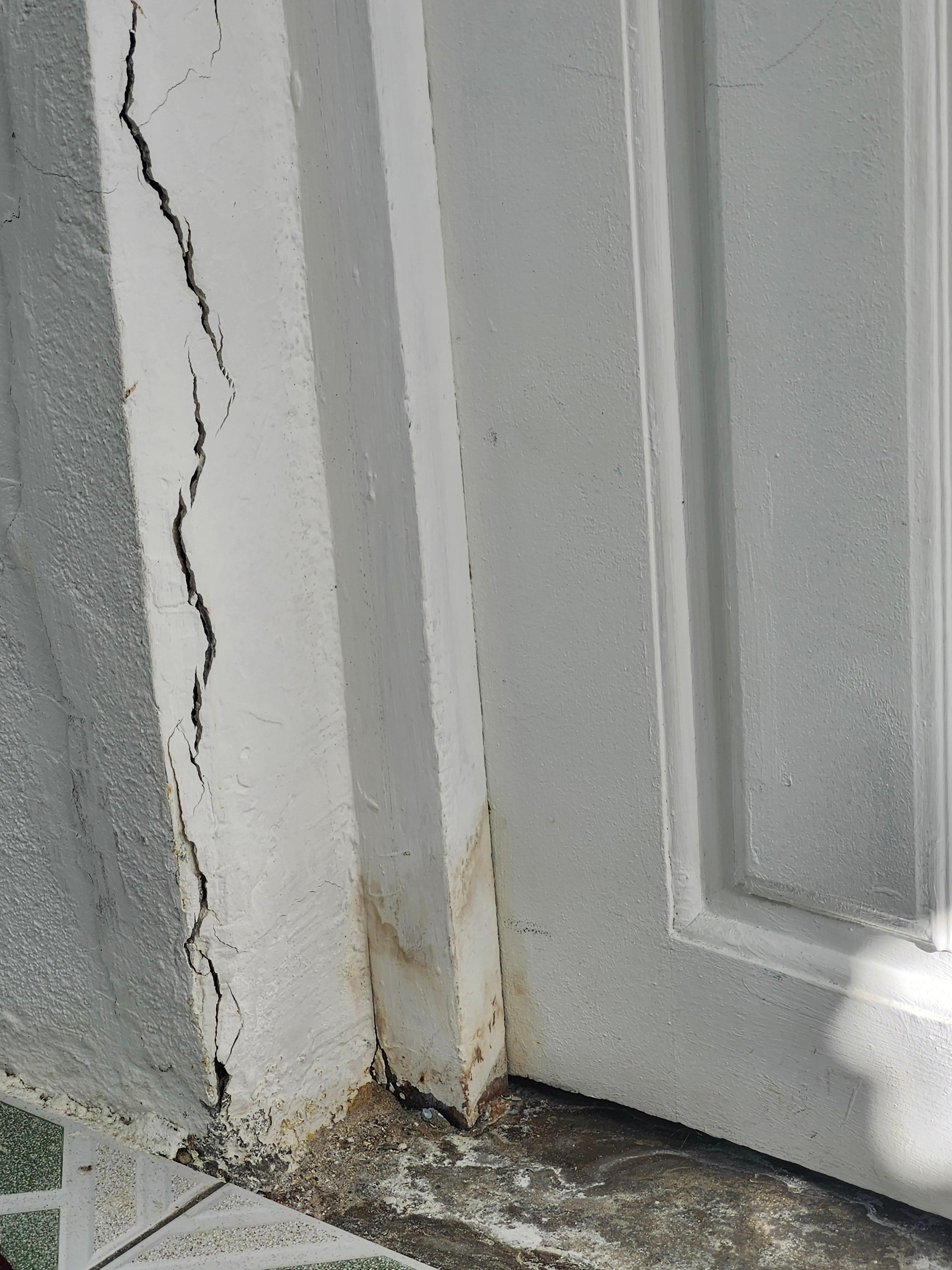 La structure de ciment douteuse.