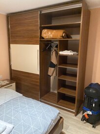 左の扉も開けて、スーツケース広げることできました。収納はかなり広いと思います。