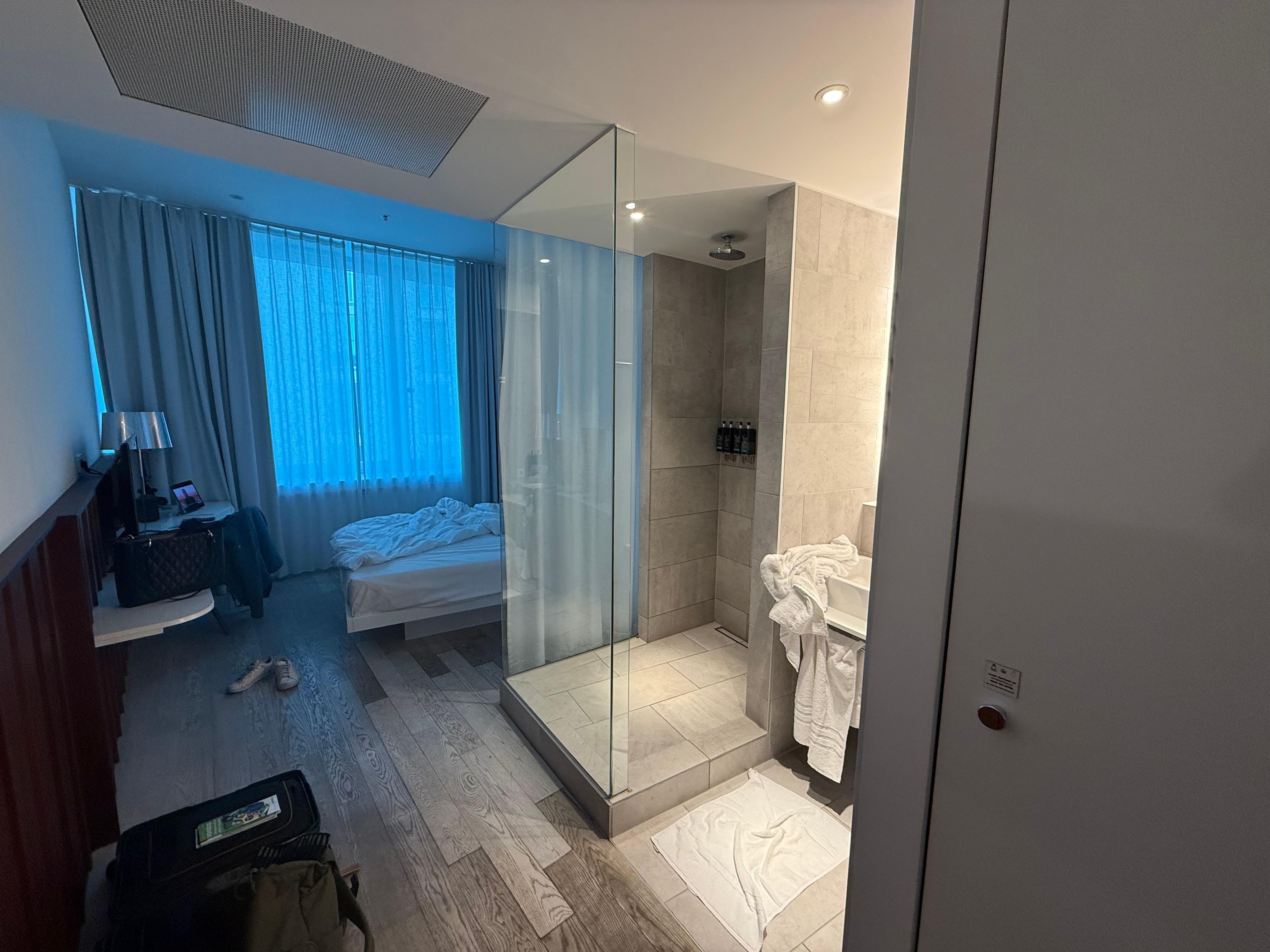 Une douche translucide immatérielle !