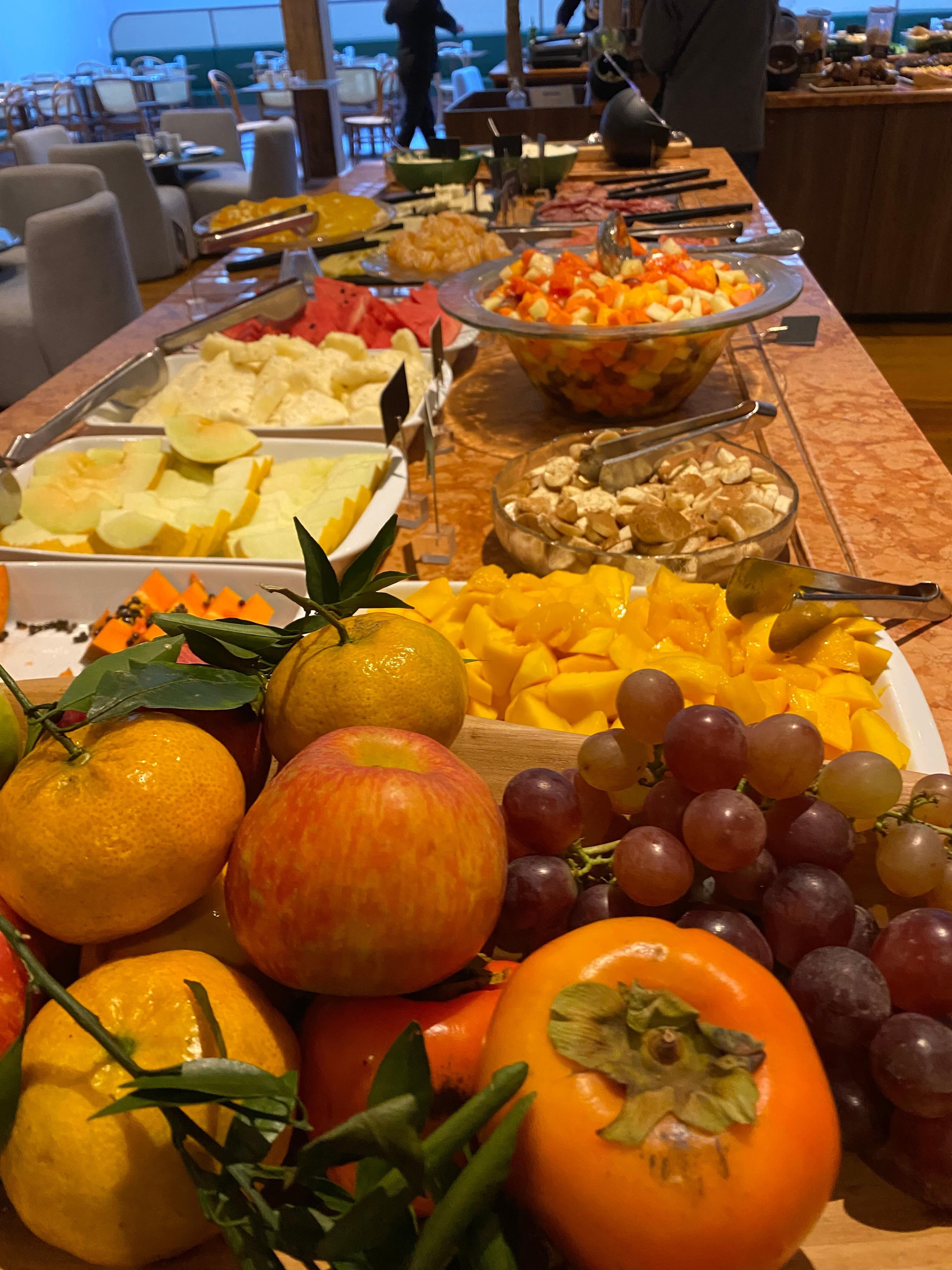 Maravilhoso café da manhã com muitas frutas!