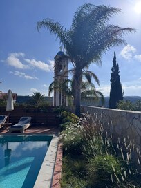 La Vu de la piscine sur la magnifique église du village