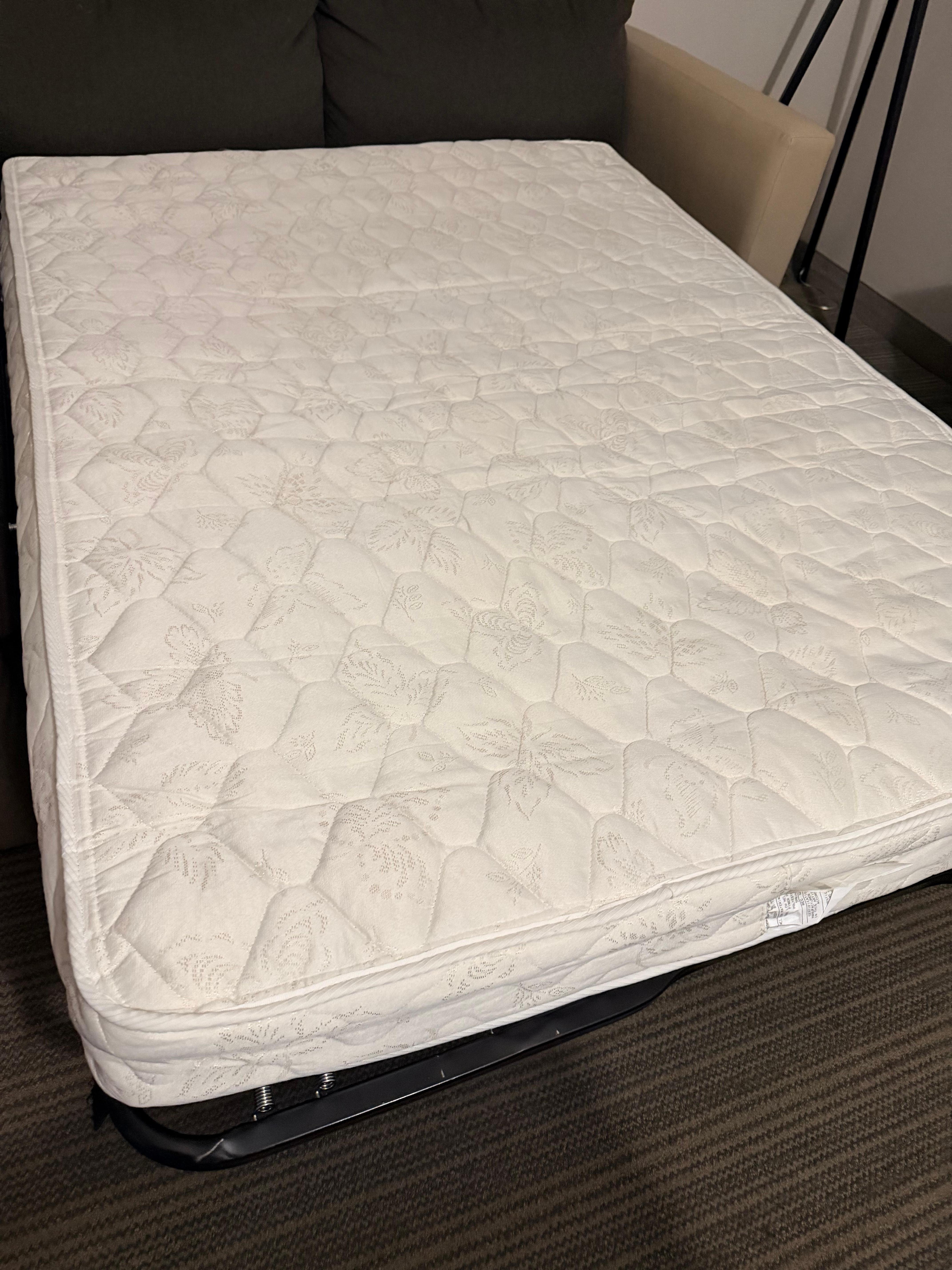 There was no bedding for the sofa bed. 