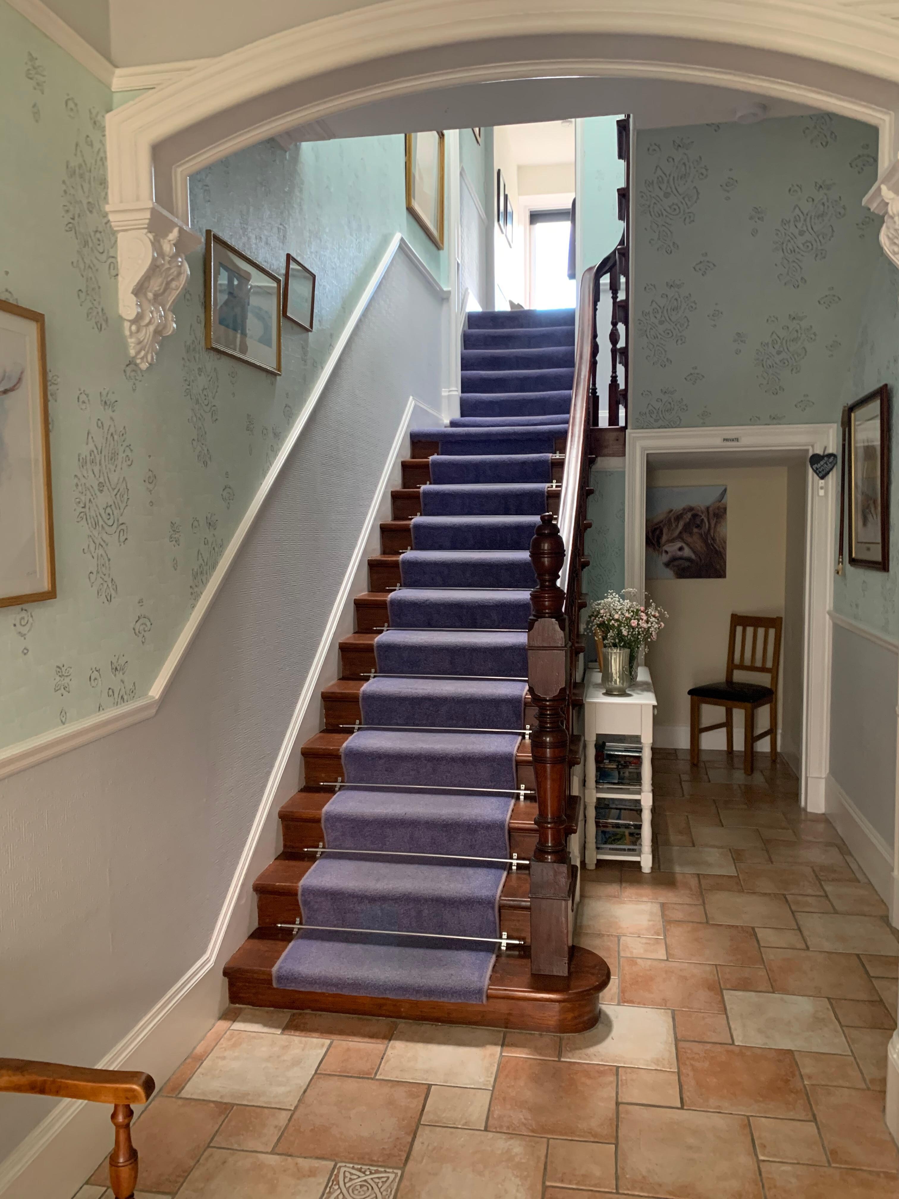 エントランスから2階への階段