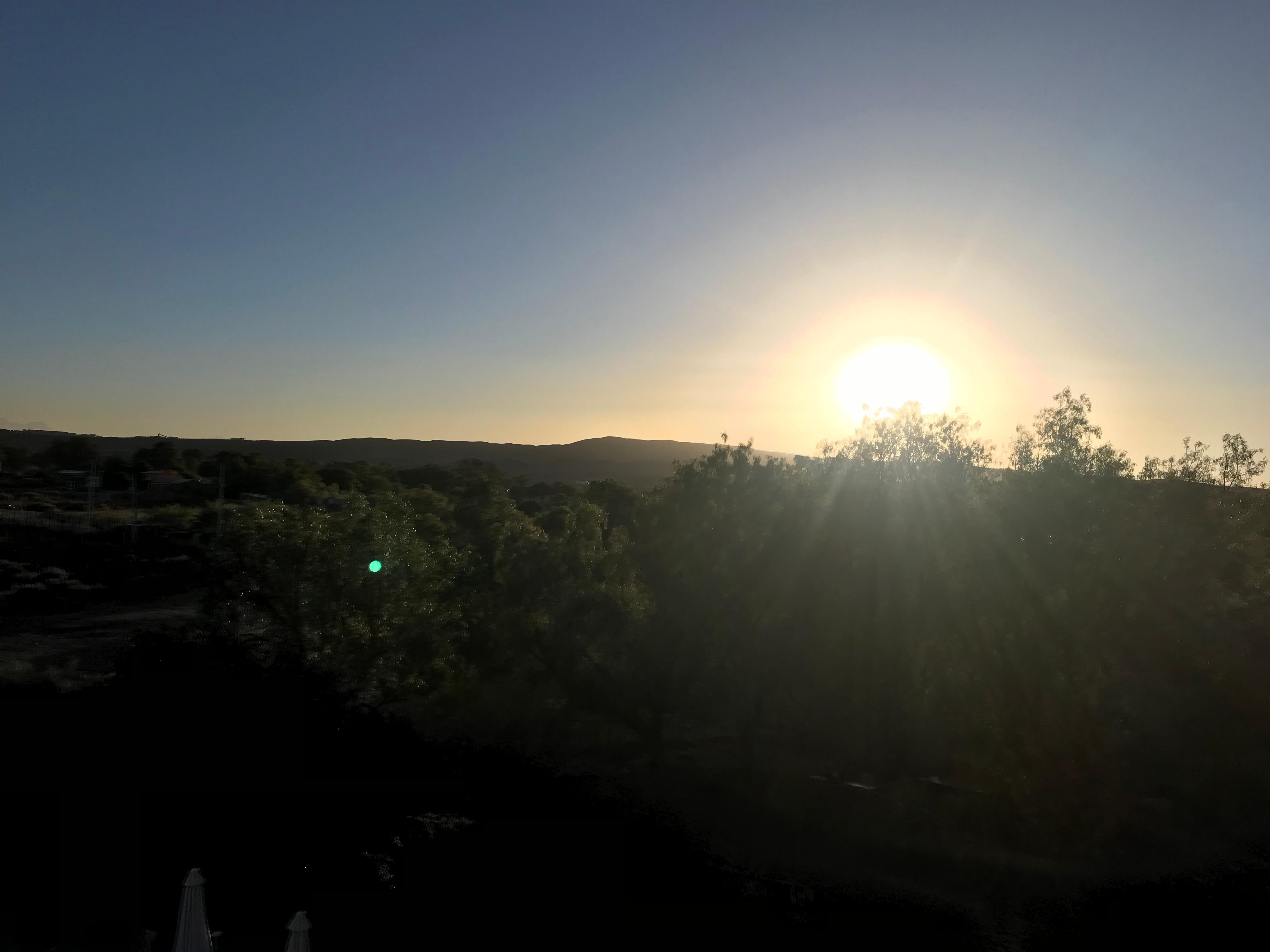 Hermosa vista del amanecer en Calama, tierra de sol y cobre (desde la habitación)